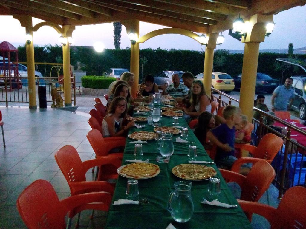 Hotel Restaurant Globi Velipoje Exterior photo